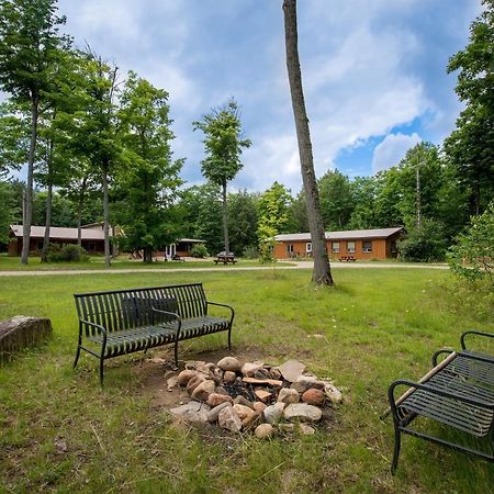 Madawaska Lodge-Cottage Екстериор снимка